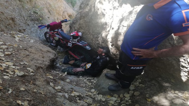Dağda motosikletiyle kaza yapan vatandaşı AFAD kurtardı
