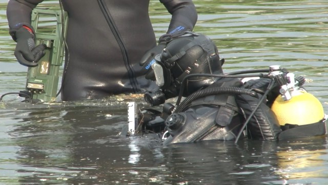 Dalgıç polisler derede silah aradı