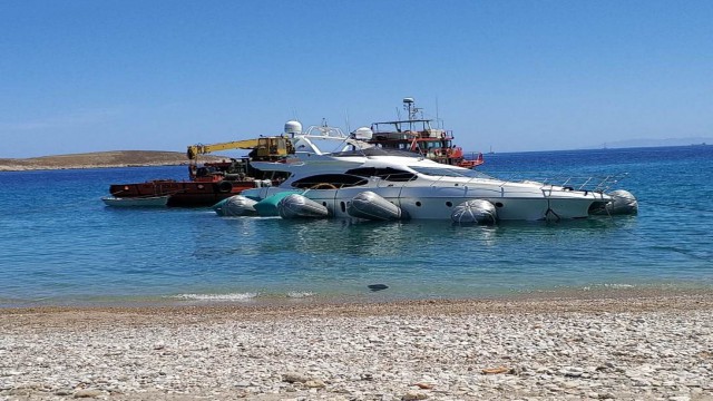 Datçada karaya oturan lüks yat kurtarıldı