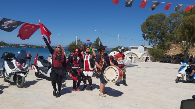 Datçada motosikletlilerden 19 Mayıs korteji