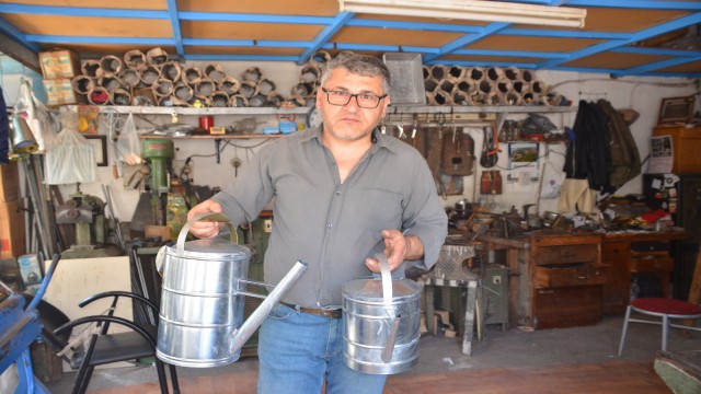 Dededen kalma tenekecilik mesleğini yaşatmaya çalışıyor