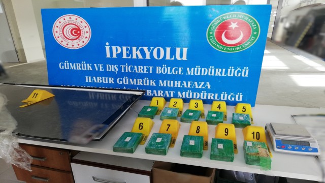 Dedektör köpek tepki verdi, televizyonun içinden eroin çıktı