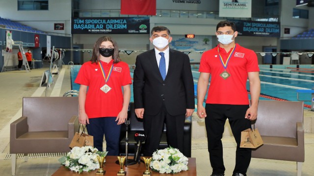 Denizi olmayan kentten çıkıp yüzmede Avrupa derecesi elde ettiler