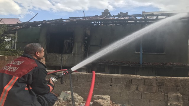 Depremden sonra boşaltılan 2 katlı ev yandı