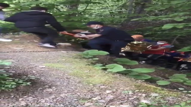 Dereye yuvarlanarak yaralanan şahsı kurtarmak için zamanla yarıştılar