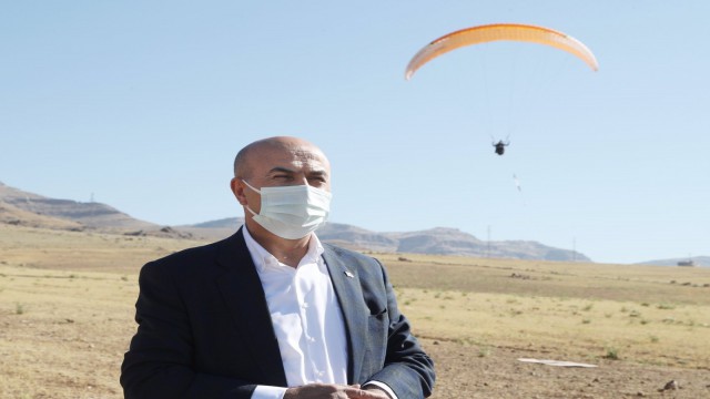 Derikte 19 Mayıs yamaç paraşütü gösterisiyle kutlandı