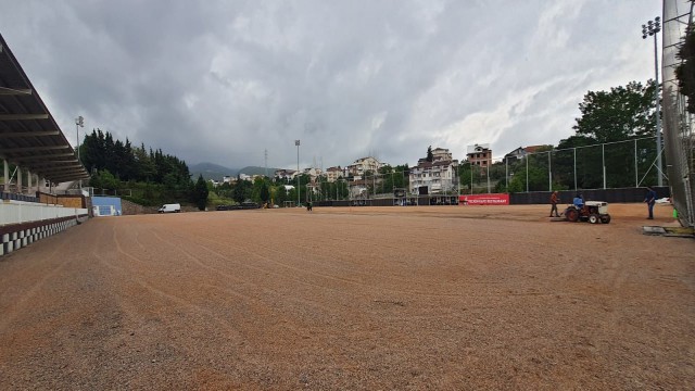Derincede sahaların zemini yenileniyor