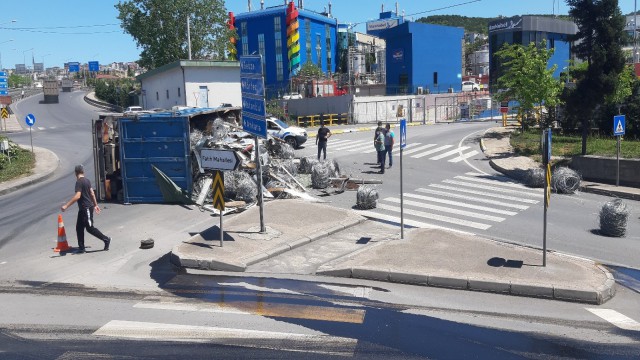 Devrilen kamyonda yüklü hurdalar yola saçıldı: 1 yaralı