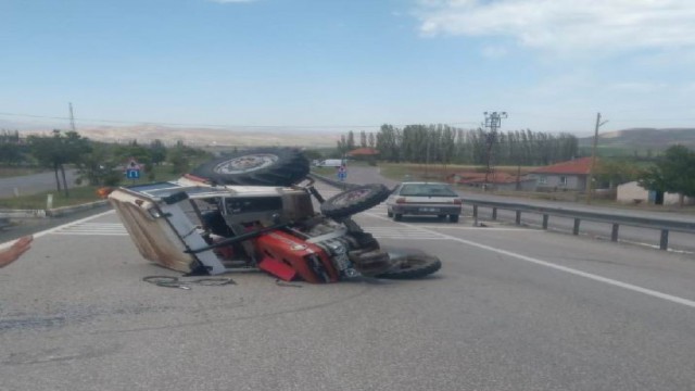 Devrilen traktöre arkadan çarptı: 4 yaralı