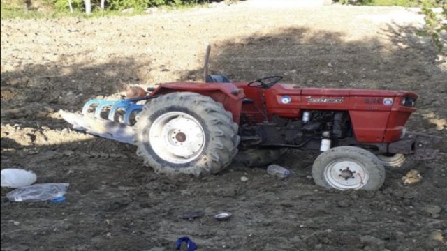 Devrilen traktörün altında sıkışan sürücüyü itfaiye kurtardı