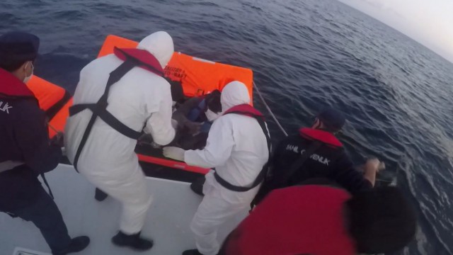 Didim açıklarında 23 düzensiz göçmen kurtarıldı