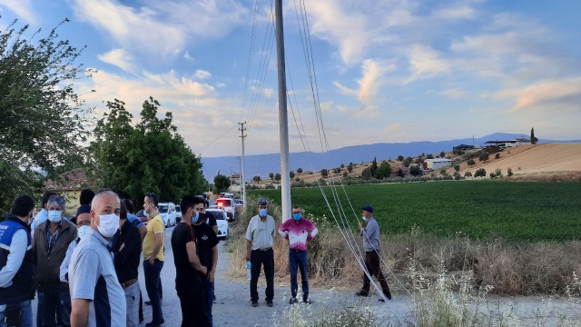 Direksiyon hakimiyetini kaybeden sürücü beton elektrik direğine çarptı: 2 ölü