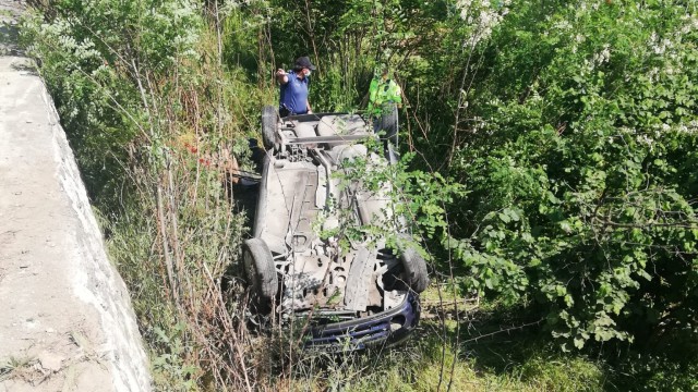 Direksiyon hakimiyetini kaybetti, şarampole uçtu