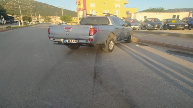 Direksiyon hâkimiyetini kaybetti, kamyonete arkadan girdi