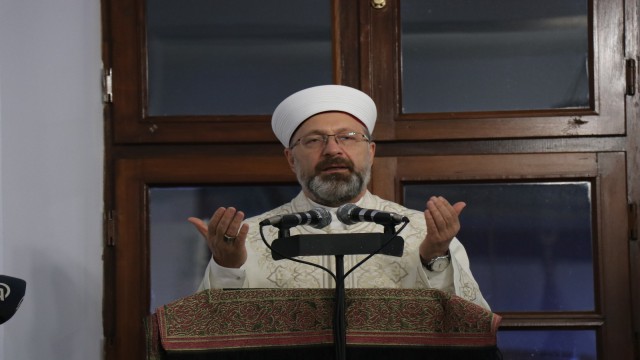 Diyanet İşleri Başkanı Erbaş, Kadir Gecesinde dualar okuyup namaz kıldırdı
