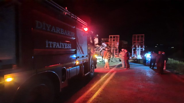 Diyarbakır-Bingöl karayolunda iki tır kafa kafaya çarpıştı: 3 yaralı