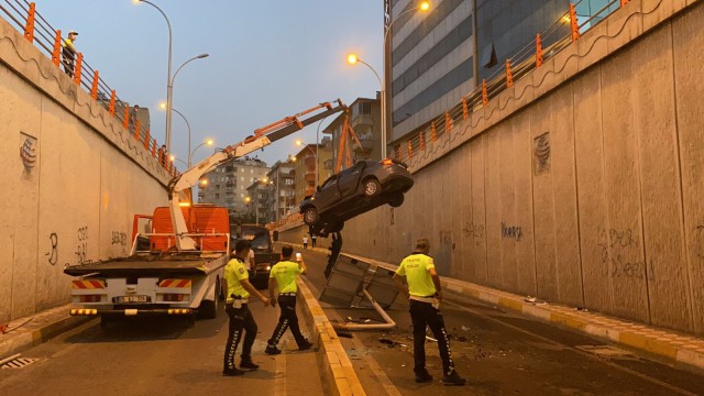 Diyarbakırda aynı dakikada iki araç takla attı: 8 yaralı