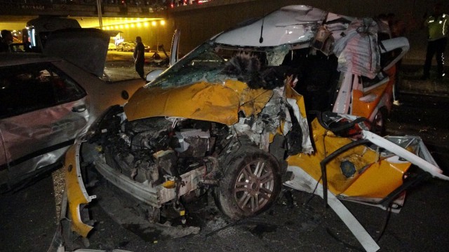 Diyarbakırda feci kaza: 2 ölü, 8 ağır yaralı