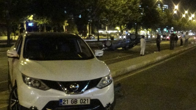 Diyarbakırda iki lüks otomobil çarpıştı: 2 yaralı