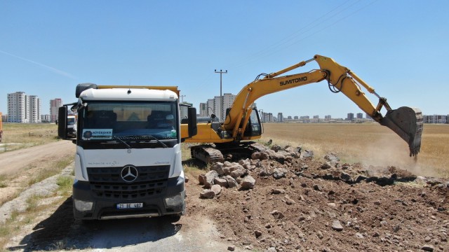 Diyarbakırda yeni bulvar ve bağlantı yolları inşa ediyor