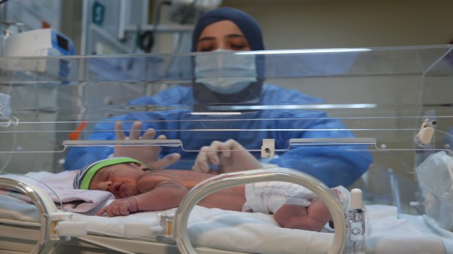 Doğar doğmaz, korona virüse gözlerini açtılar