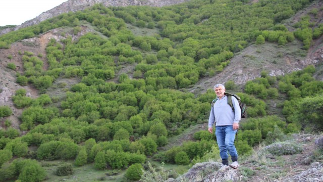 Dr. Ekinci Fizyo terapi için şifalı bitkiler topluyor