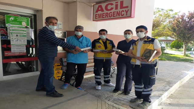 Dünya Hemşireler Gününde sağlık çalışanlarına Tam İlmihal Seadet-i Ebediyye hediye edildi