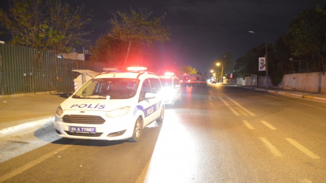 Dur ihtarına uymayan şüpheliler polise ateş açtı: 2 polis yaralı