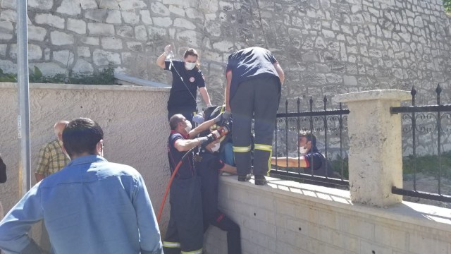 Duvardan atlarken kolu demirlere saplandı