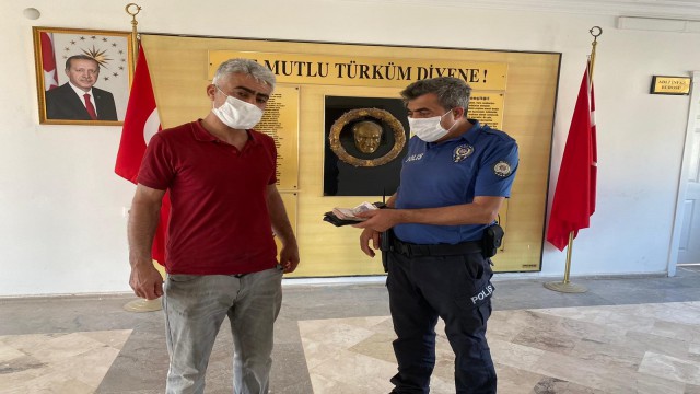 Duyarlı vatandaştan örnek davranış; yolda bulduğu parayı en yakın polis merkezine götürdü