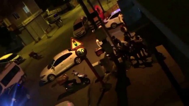 Ehliyetsiz kuryenin çarptığı araç sahibi sinir krizi geçirdi