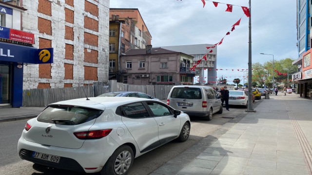 Ekipler parklanma yapan araçlara 144 TL para cezası kesti