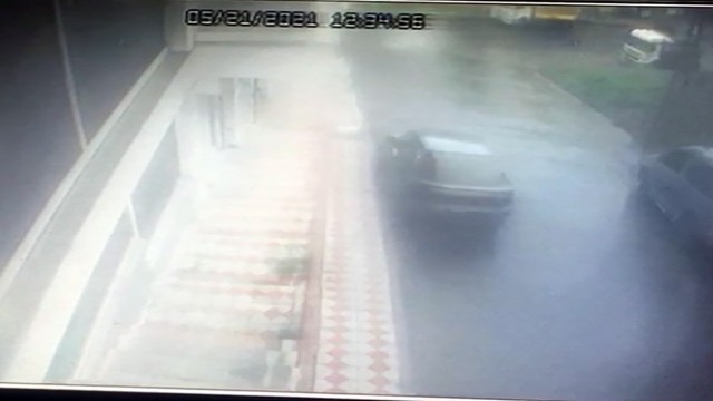 El freni çekilmeyen otomobilin çayırlığa uçtuğu anlar kamerada