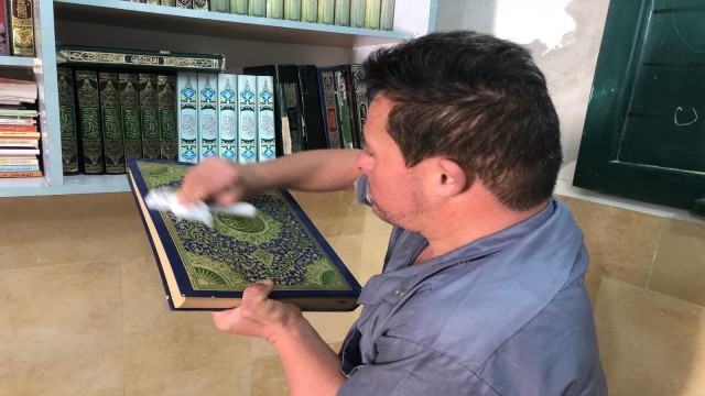 El Halilde okuma yazma bilmeyen down sendromlu Filistinli camide ezan okuyor