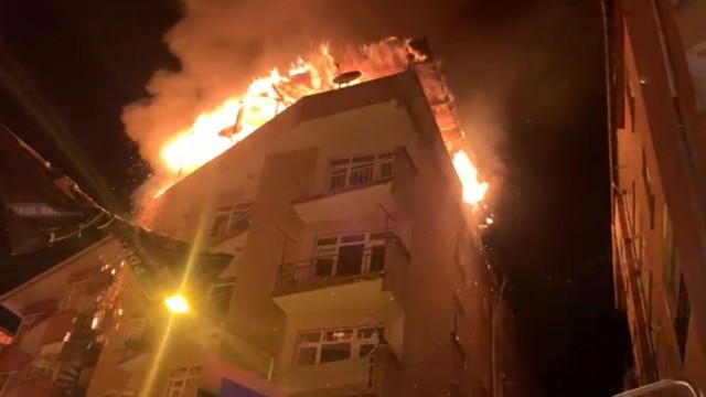 Elazığda 5 katlı binanın çatısı alevlere teslim oldu