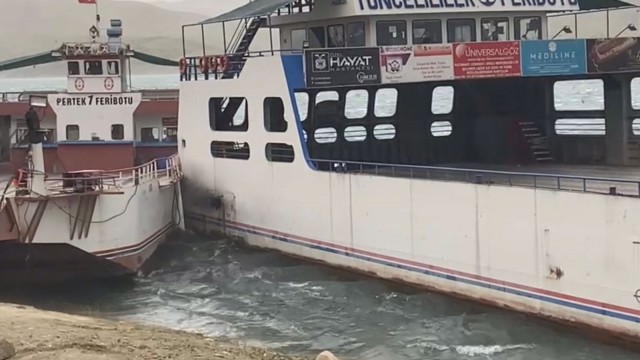 Elazığda fırtına nedeniyle savrulan feribotlar çarpıştı