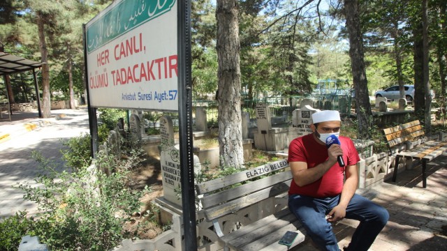 Elazığda kısıtlama nedeniyle boş kalan mezarlıklarda Kuran-ı Kerim okutuldu