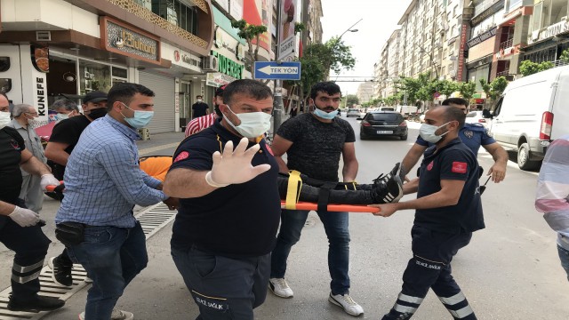 Elazığda minibüs motosiklete çarptı: 1 yaralı