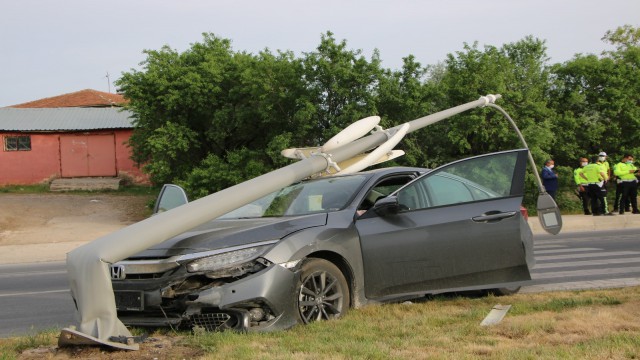 Elazığda otomobilin, çarptığı direk devrildi:1 yaralı