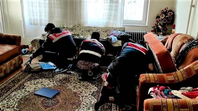 Elazığdan gelen 3 mimarı kağıt parçaları ile 200 bin TL dolandıran çete üyeleri tutuklandı