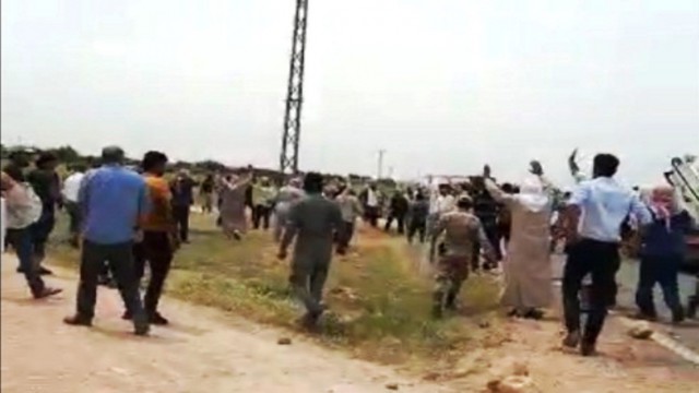 Elektriği kesen ekipler ile köylüler karşı karşıya geldi