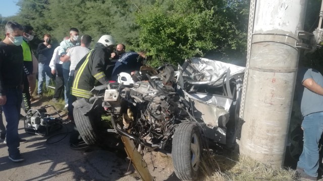 Elektrik direğine çarpan otomobil hurdaya döndü: 1 ölü, 1 yaralı