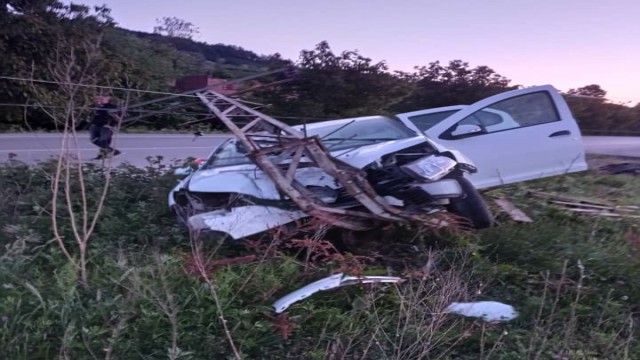 Elektrik direğine çarpan otomobil hurdaya döndü, 3 kişi yara almadan kurtuldu