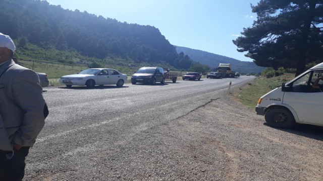 Elektrik direkleri devrildi, yol trafiğe kapandı