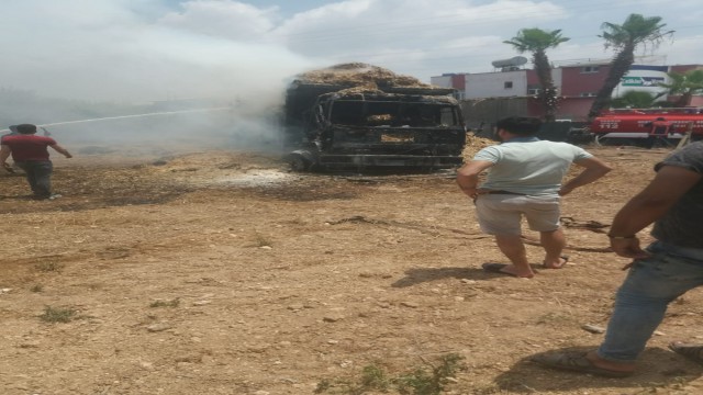 Elektrik tellerine dokunan saman yüklü tır yandı