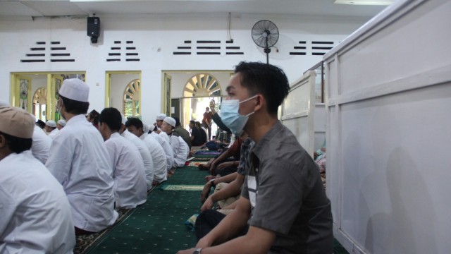 Endonezyalılar Covid-19 tedbirlerine rağmen camilere akın etti