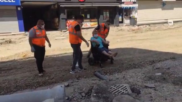 Engelli vatandaşı tekerlekli sandalyesi ile metrelerce taşıdılar