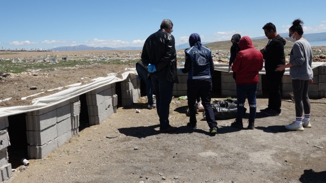 Ercişte sokak hayvanları için alanlara mama ve su bırakıldı