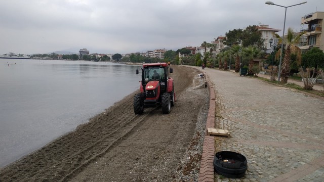 Erdekte kumsal alanların temizlenmesine başlandı