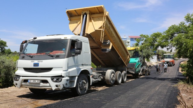 Erdemlide asfalt çalışmaları hız kesmeden sürüyor
